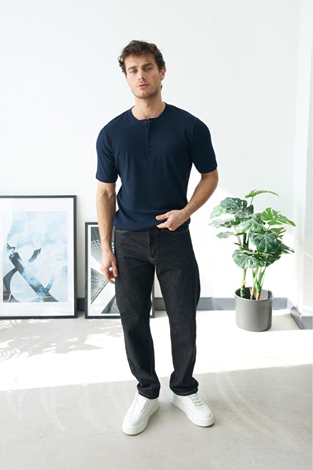 تي شيرت رجالي أساسي محبوك باللون الأزرق الداكن بياقة هينلي وأزرار نصفية - 4