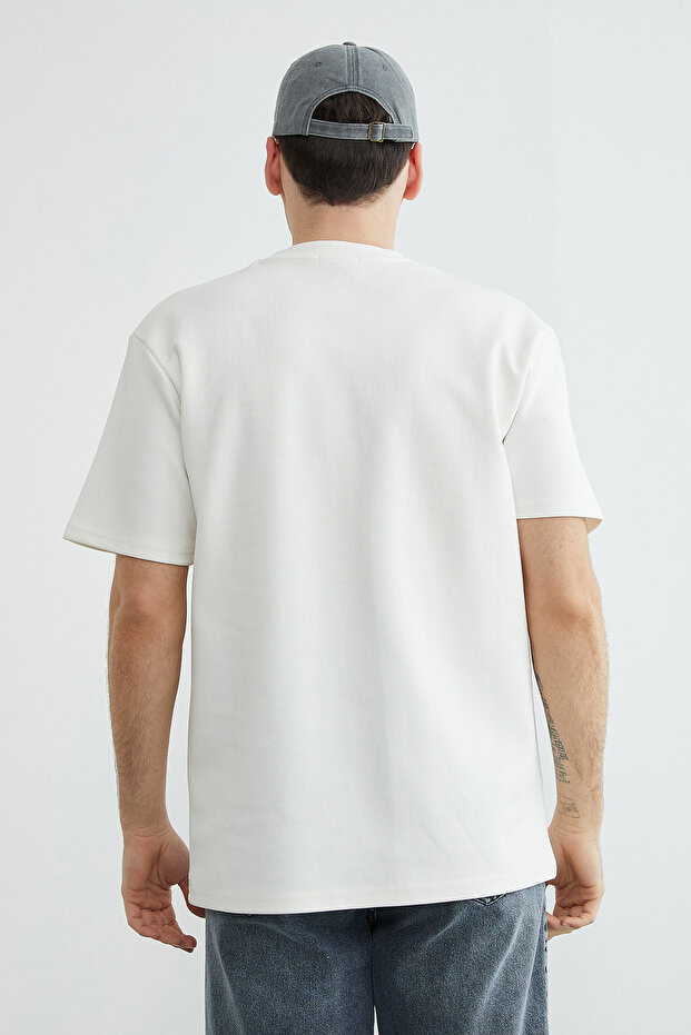 تي شيرت بيسك باللون الأسود ذو ياقة دائرية - 7