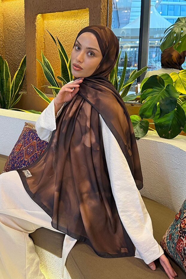 شال ناعم بنمط الباتيك بلون الجمل
