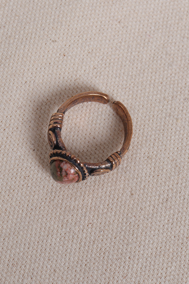 خاتم أصلي من أوكانيت مرصّع بالأحجار - 2