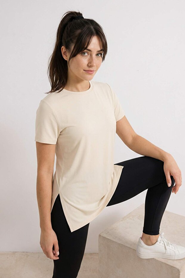 Ekru Micro Kumaş Yırtmaç Detaylı Örme Spor T-Shirt THMSS26TS00002 - 1