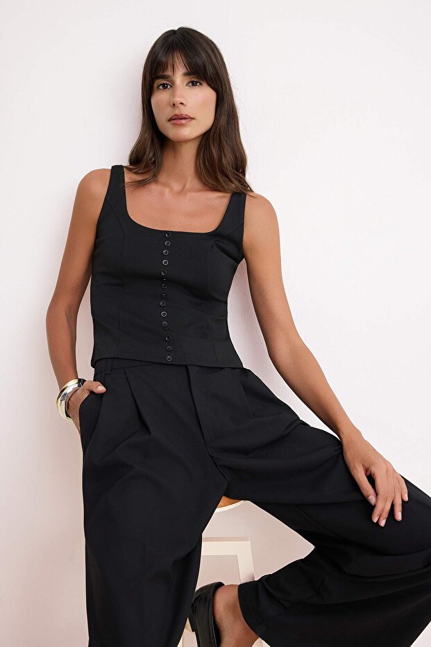 Trendyolmilla  Siyah Fitted/Vücuda Oturan Kare Yaka Düğmeli Kolsuz İnterlok Örme Bluz TWOSS26BZ00387 - Görsel 2