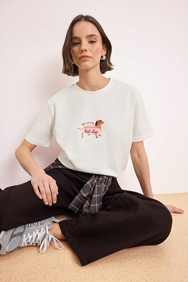 Trendyolmilla  Ekru Baskılı Oversize/Geniş Kalıp Kısa Kollu %100 Pamuk Örme T-Shirt TWOSS26TS00123 - Görsel 3