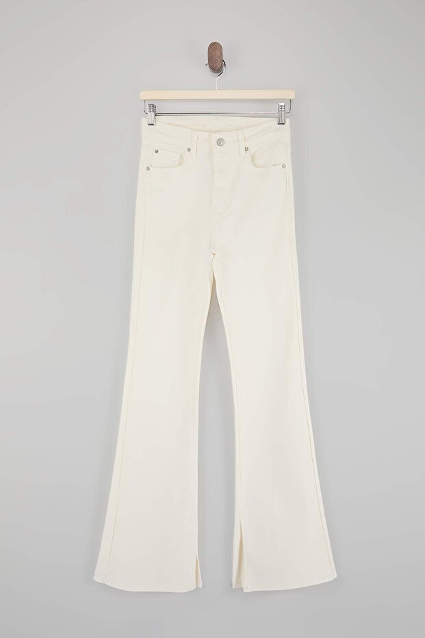 Beyaz Yırtmaç Detaylı Yüksek Bel Comfort/Esnek Flare İspanyol Paça Jeans TWOAW26JE00022 - 5