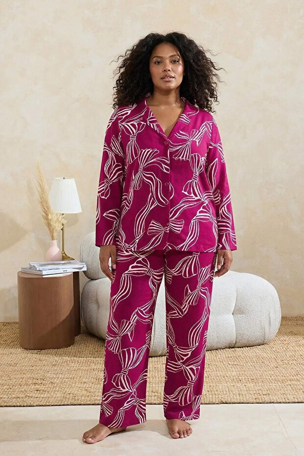 Vişne Gömlek Yaka Kurdele/Fiyonk Desenli Dokuma Pijama Takımı TBBAW25AI00007 - 1