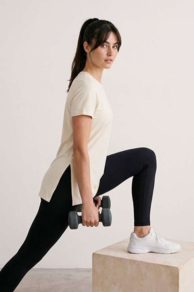 Ekru Micro Kumaş Yırtmaç Detaylı Örme Spor T-Shirt THMSS26TS00002 - 3
