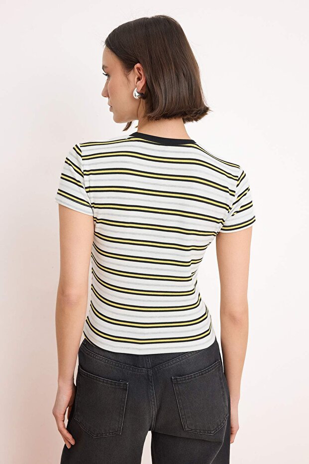 Çok Renkli Çizgili Fitted/Vücuda Oturan Kısa Kollu Yumuşak Örme T-Shirt TWOSS26TS00146 - 4
