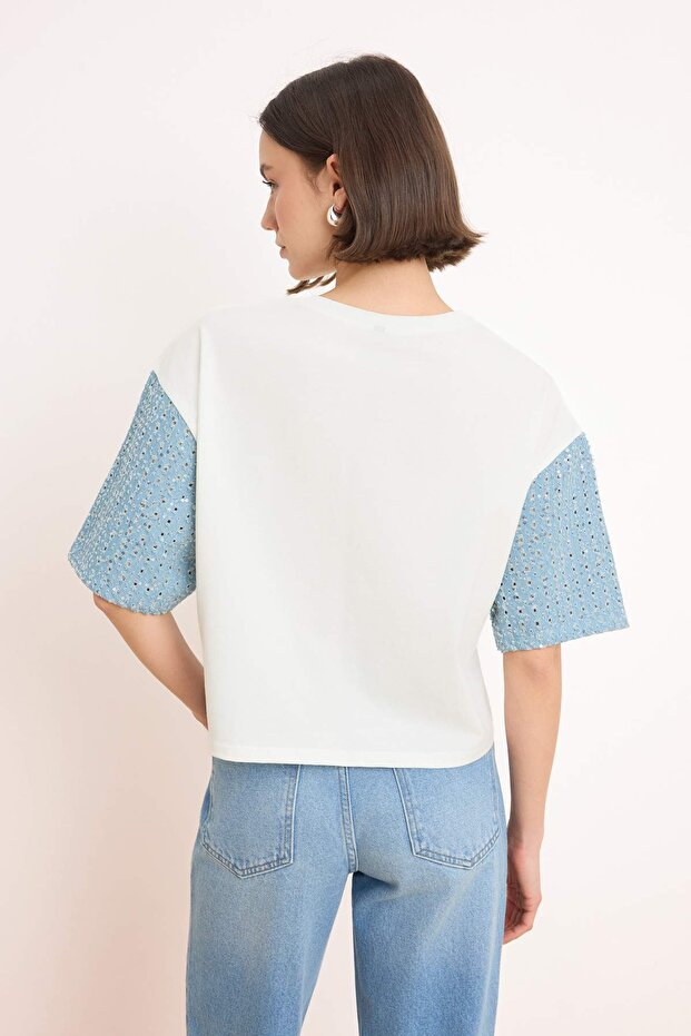 Ekru Renk Bloklu Regular Bisiklet Yaka Dokuma Detaylı Pamuk Karışımlı Örme T-Shirt TWOSS26TS00223 - 4