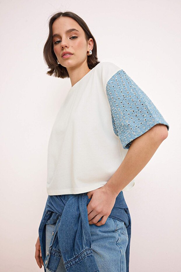 Trendyolmilla  Ekru Renk Bloklu Regular Bisiklet Yaka Dokuma Detaylı Pamuk Karışımlı Örme T-Shirt TWOSS26TS00223 - Görsel 3