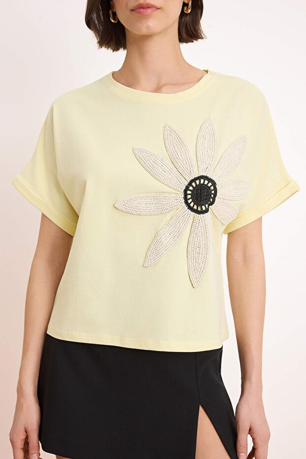 Açık Sarı Çiçekli Regular/Normal Kalıp Kısa Kollu Tok %100 Pamuk Örme T-shirt TWOSS26TS00222 - 3
