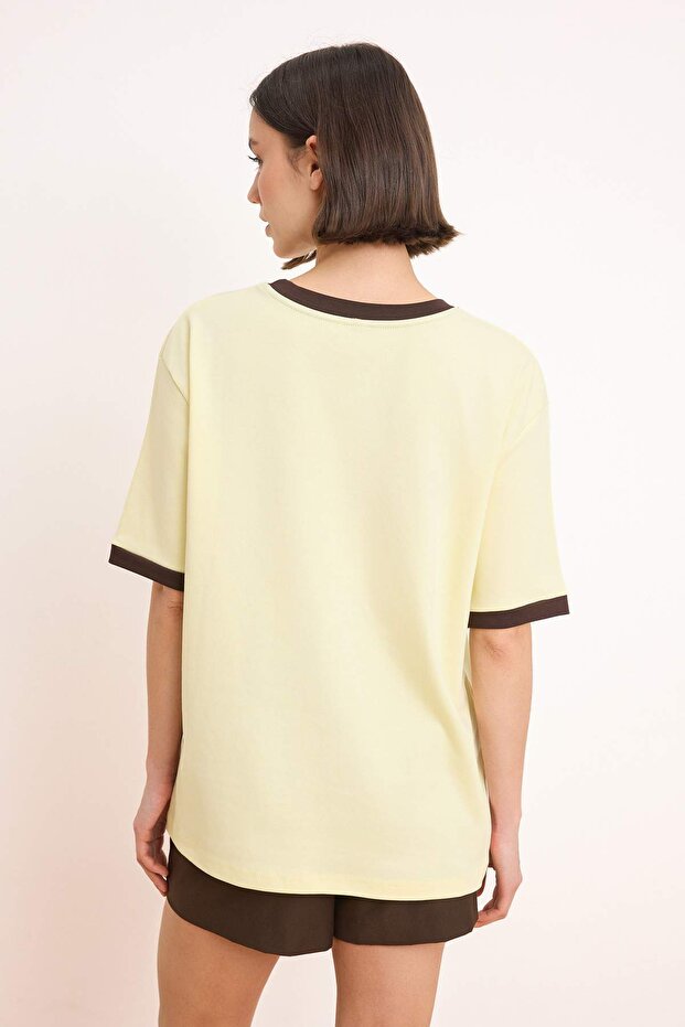 Açık Sarı Slogan Oversize/Geniş Kalıp Düşük Kol Kısa Kollu %100 Pamuk Örme T-Shirt TWOSS26TS00193 - 4