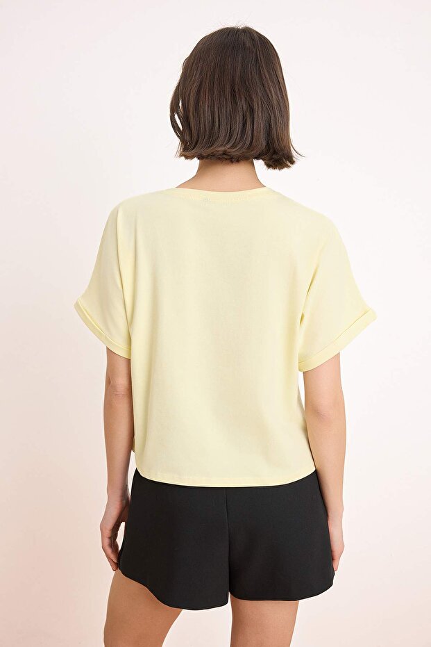 Açık Sarı Çiçekli Regular/Normal Kalıp Kısa Kollu Tok %100 Pamuk Örme T-shirt TWOSS26TS00222 - 4