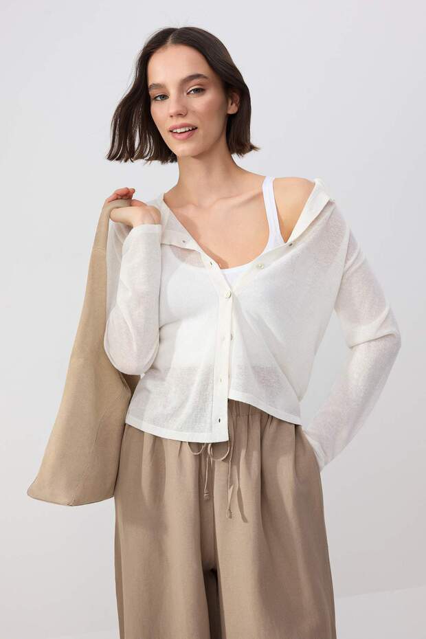 Wardrobe Essentials Ekru Bisiklet Yaka Keten İnce Triko Hırka TWOSS26HI00009 - 2