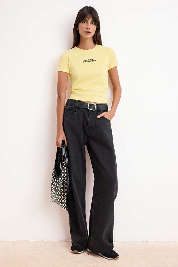 Trendyolmilla  Sarı Fitted/Vücuda Oturan Esnek Crop Bisiklet Yaka Kısa Kol Baskılı Örme T-Shirt TWOSS25TS00082 - Görsel 3