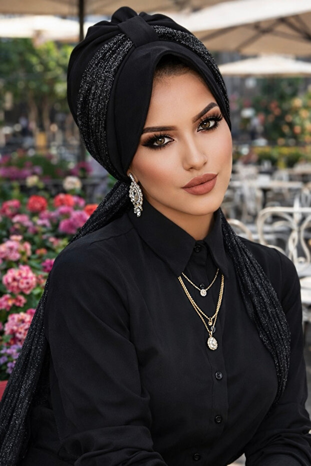 وشاح أسود مطوي وقبعة
