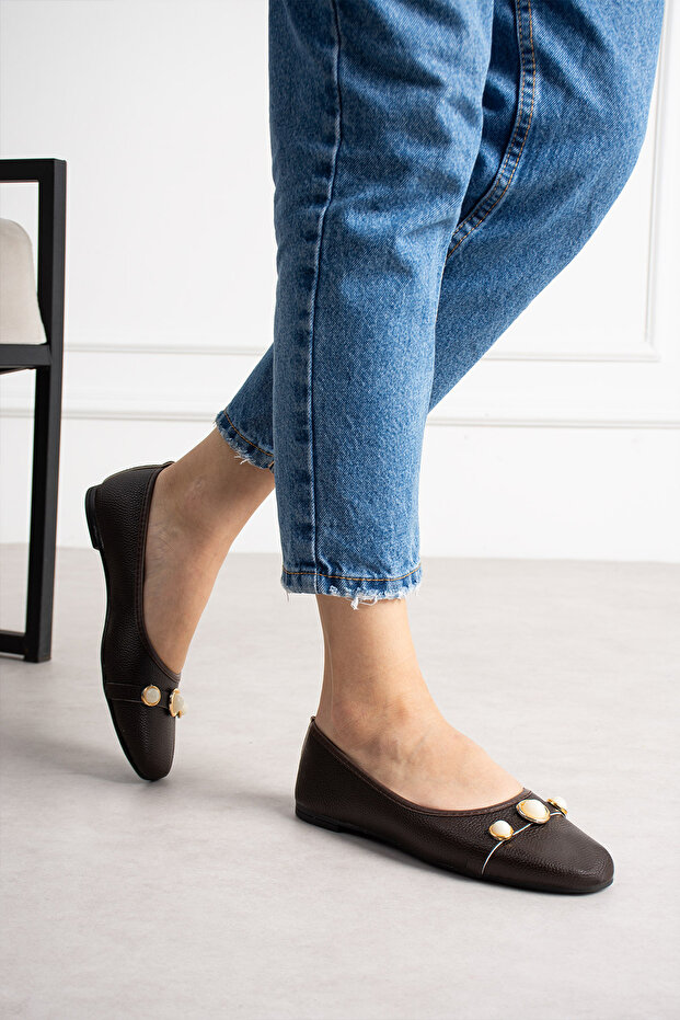 حذاء باليه بني اللون مزين باللؤلؤ - 6