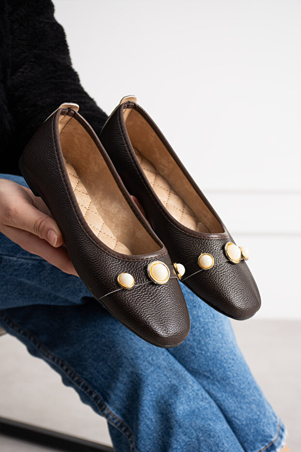 حذاء باليه بني اللون مزين باللؤلؤ - 5