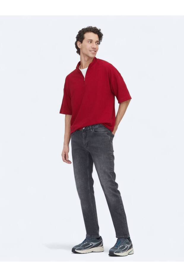 تي شيرت ياقة مرتفعة متوسطة الطول منقوش باللون الأحمر - 2