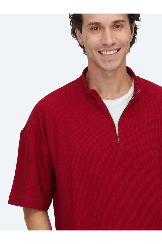 تي شيرت ياقة مرتفعة متوسطة الطول منقوش باللون الأحمر - 3