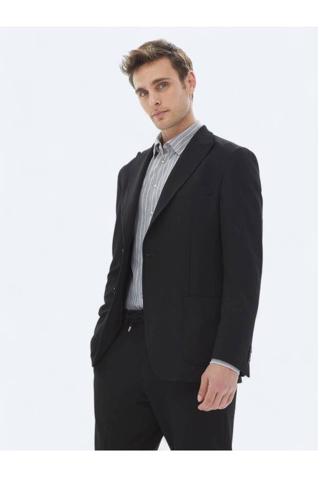 بدلة سوداء منقوشة حديثة