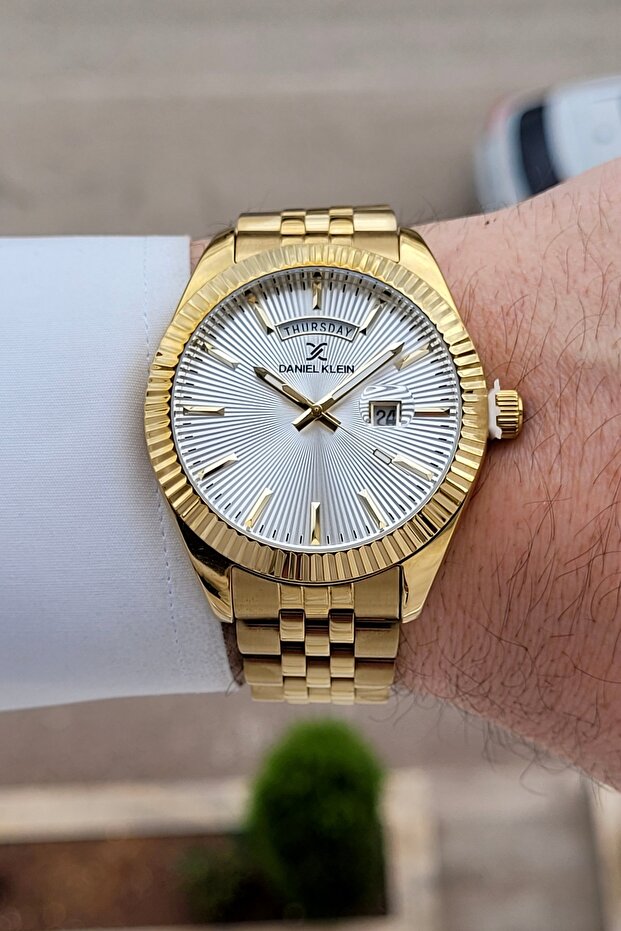 Gold Color 2 Years Warranty Men's Wristwatch