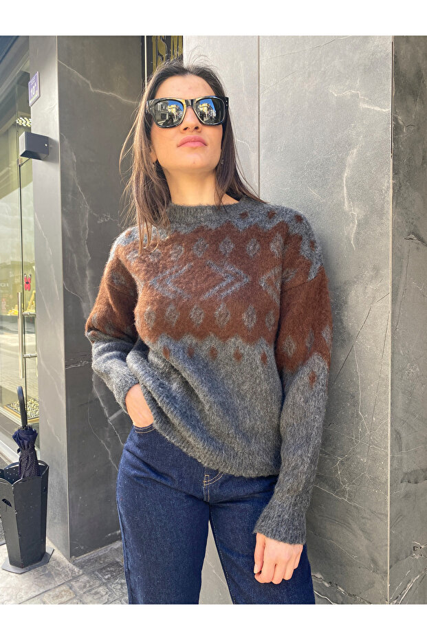Pulover cu model de damă - 1