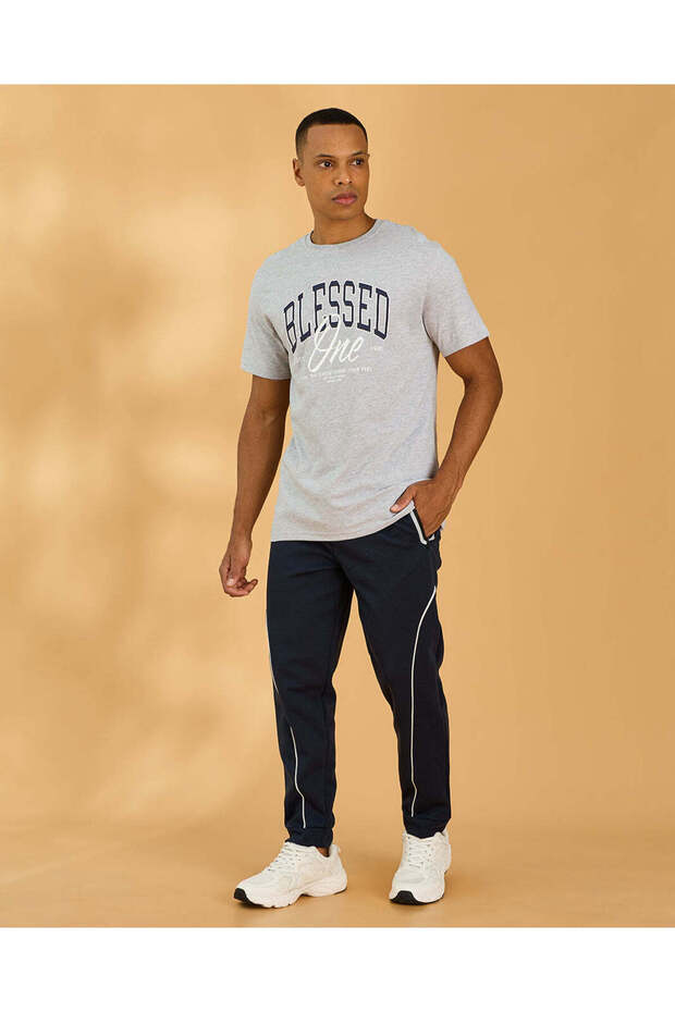 تيشيرت رجالي رمادي برسومات أساسية - 2