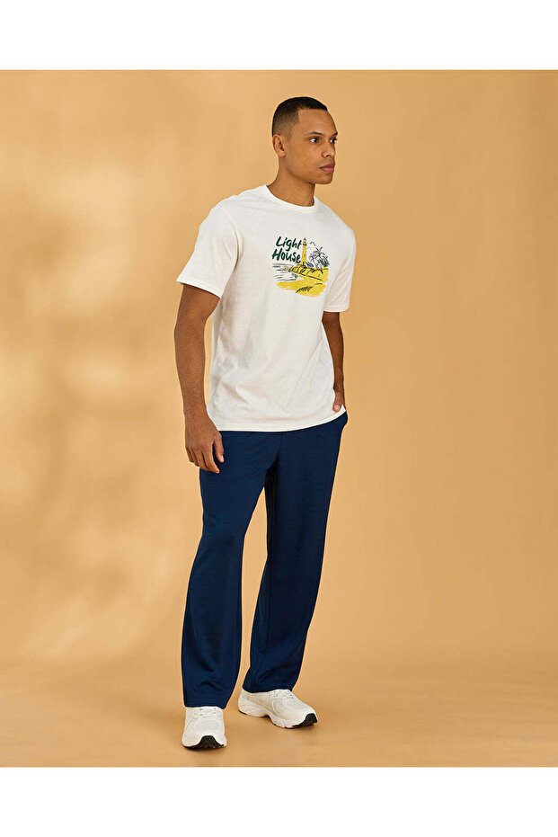 تيشيرت رجالي أبيض برسومات أساسية - 5