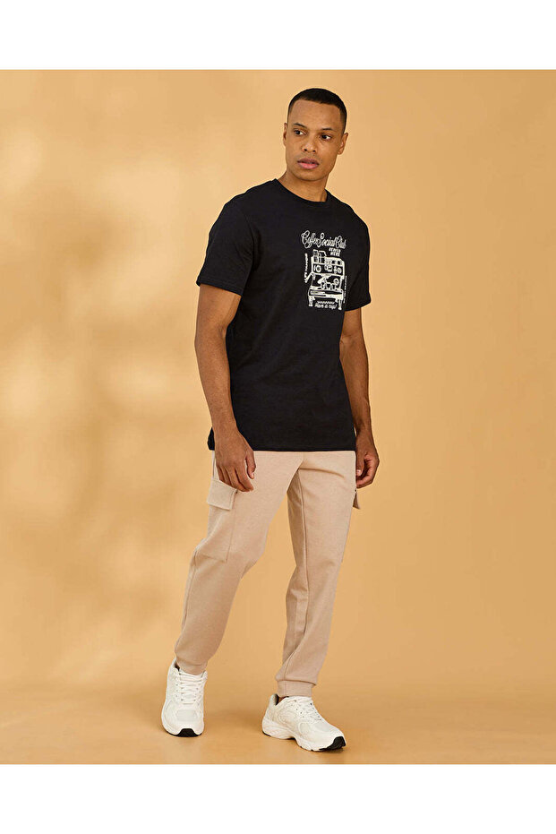 تيشيرت رجالي أسود برسومات أساسية - 5
