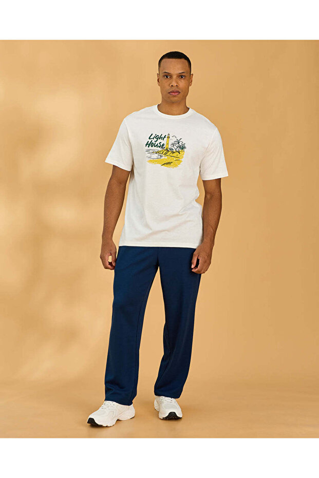 تيشيرت رجالي أبيض برسومات أساسية - 2