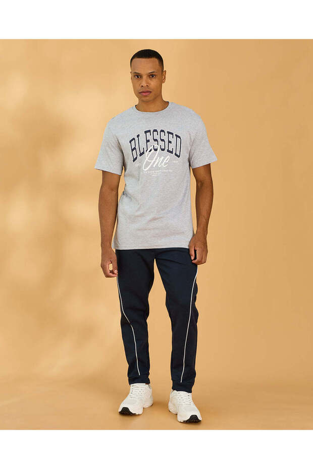 تيشيرت رجالي رمادي برسومات أساسية - 5