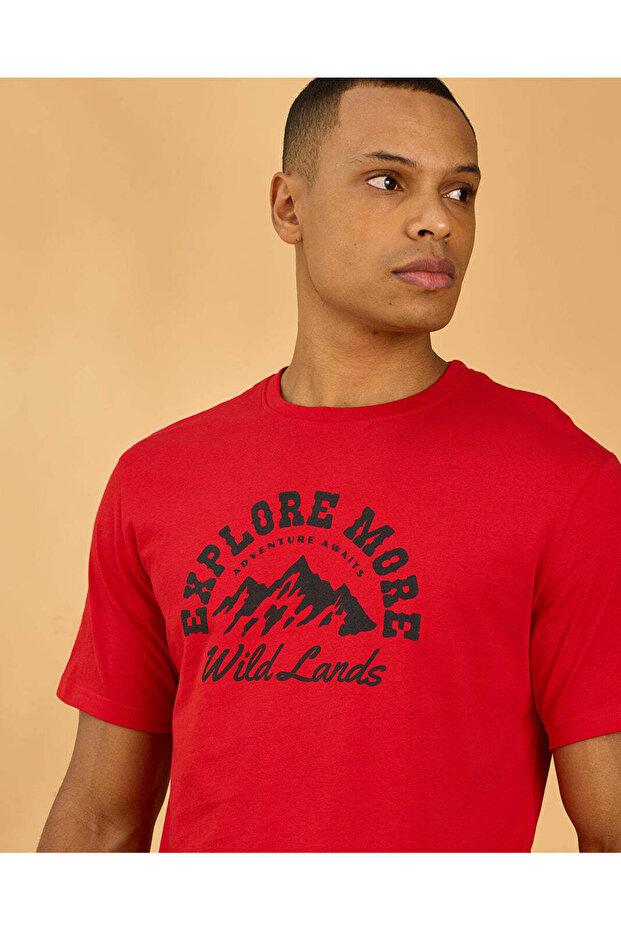 تيشيرت رجالي أحمر برسومات أساسية - 4