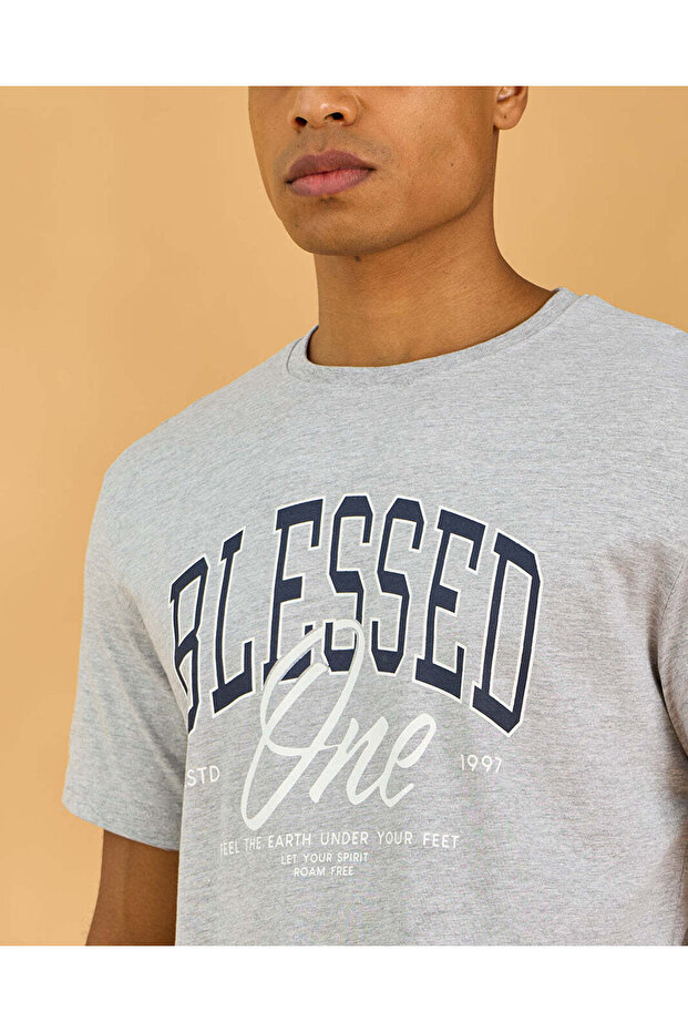 تيشيرت رجالي رمادي برسومات أساسية - 4