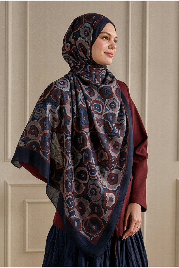 شال عضوي بنمط أزرق داكن وأحمر كلاريت منقوش