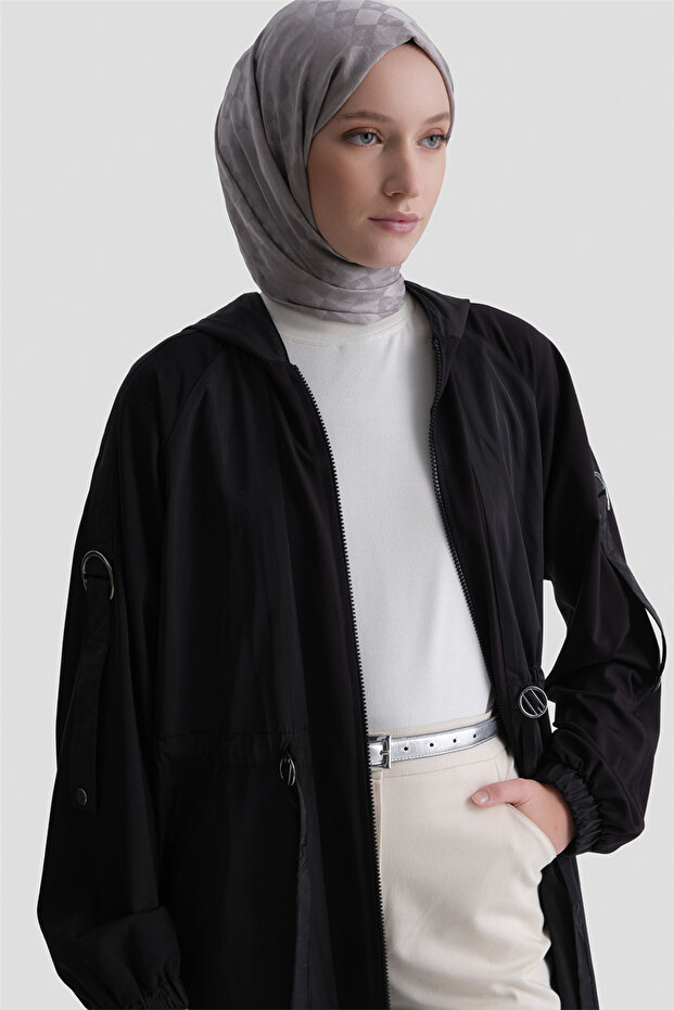 معطف خفيف مريح باللون الأسود