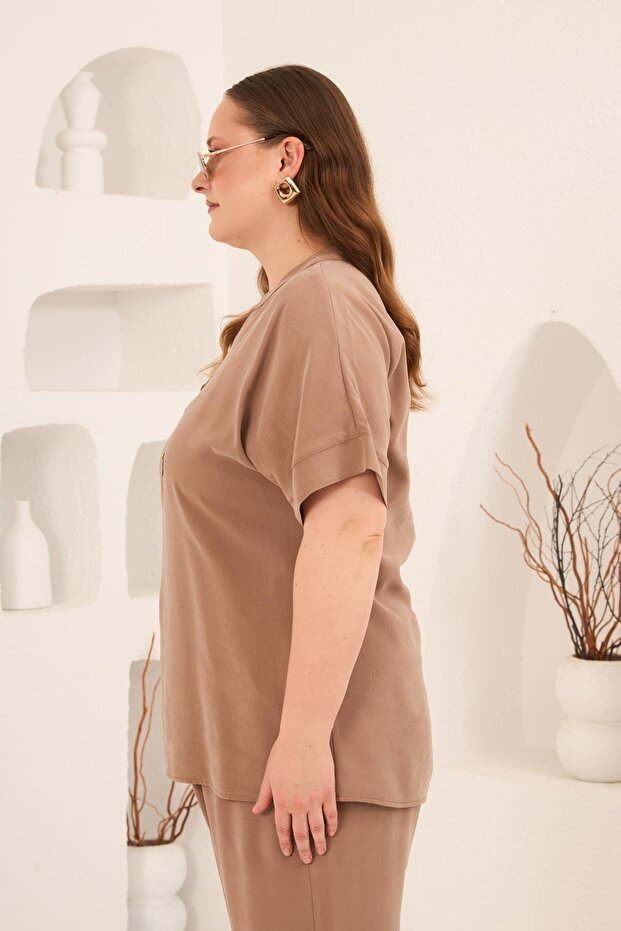 بلوزة بزر أمامي مقاس كبير قماش مودال لون جملي - 4