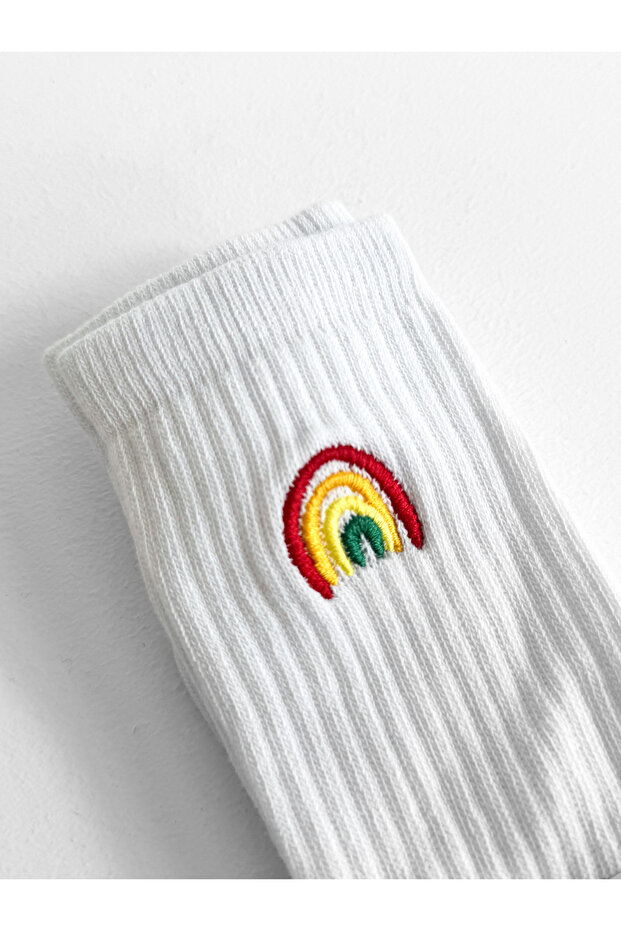 جوارب بيضاء بألوان قوس قزح مطرز - 2