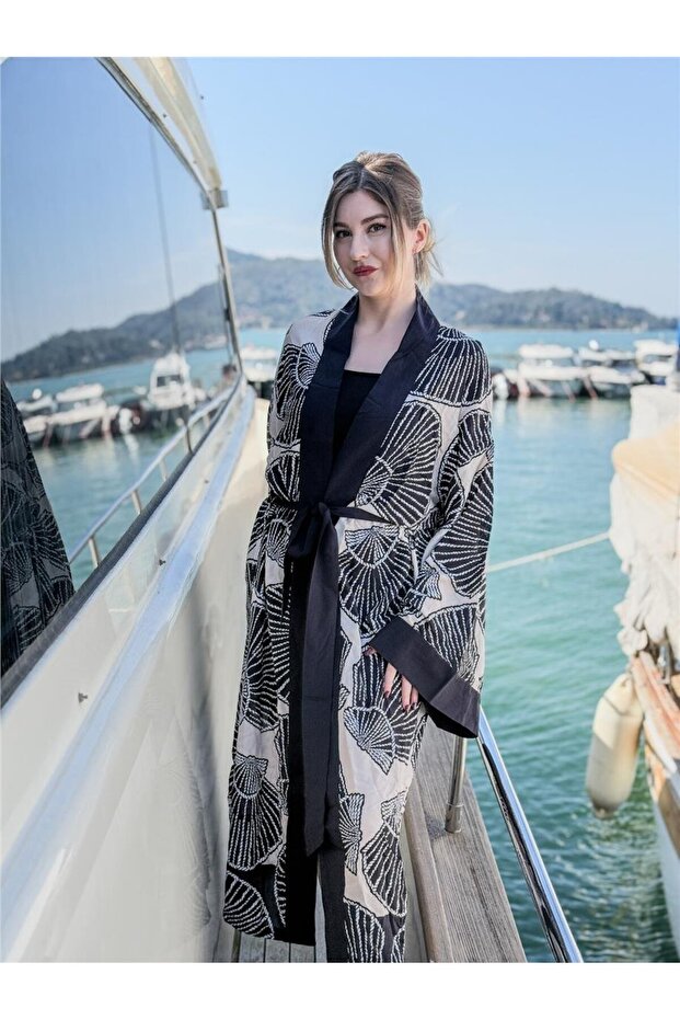 Black Color Costa Rica Oyster Shell D Patterned g Paneled Kaftan