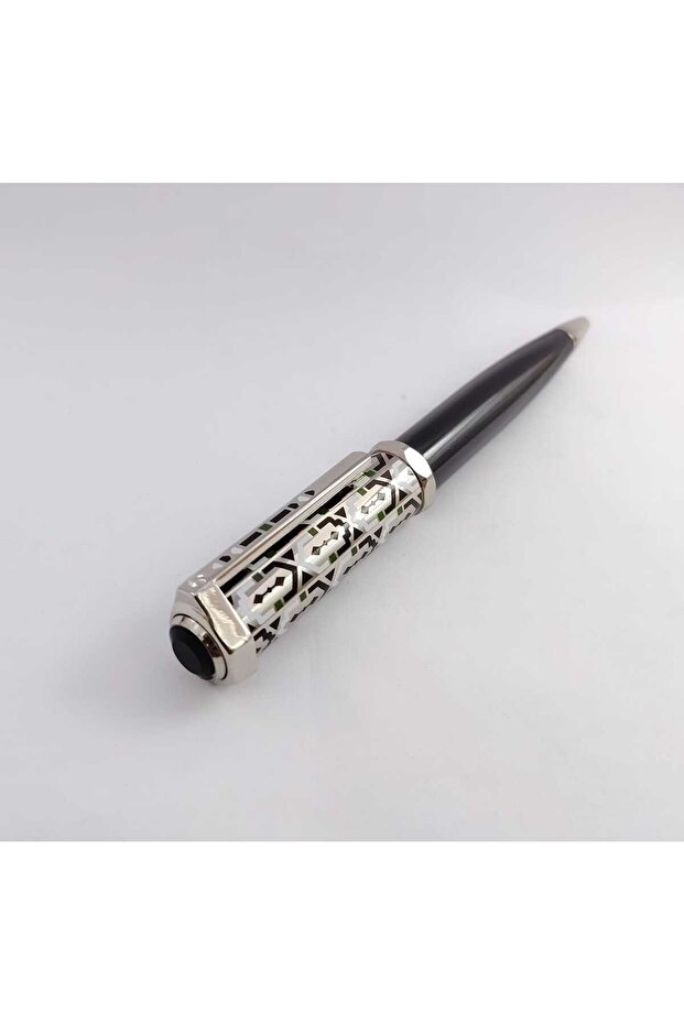Pens in various shapes and sizes (hexagonal)
