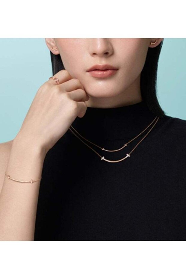 سوار صغير مبتسم من مجموعة تي - 2