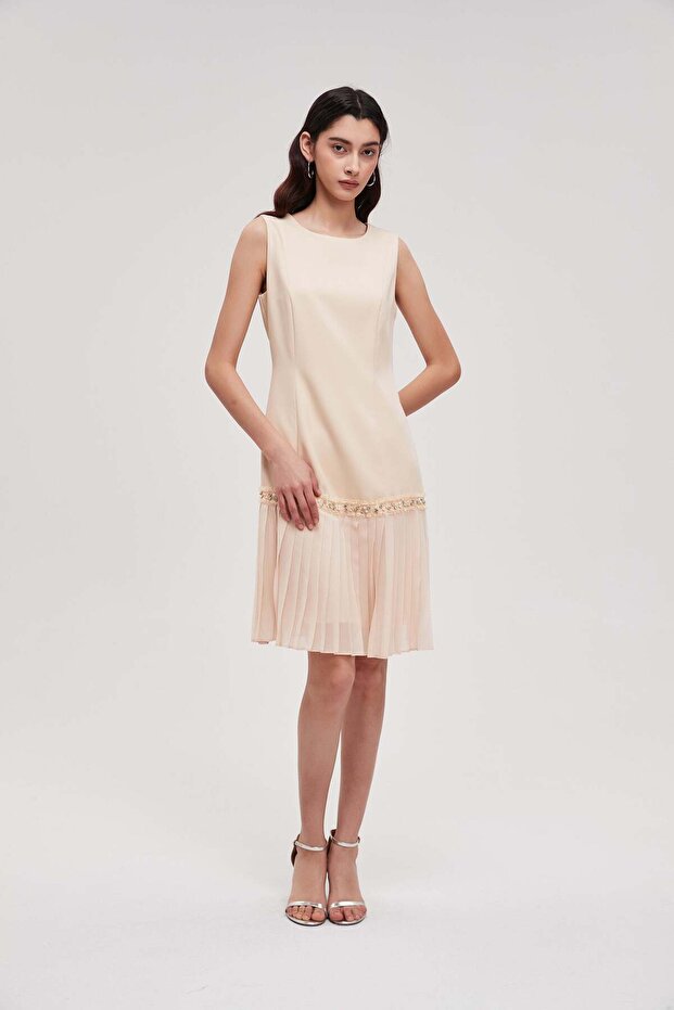 فستان سادة بدون أكمام يصل إلى الركبة