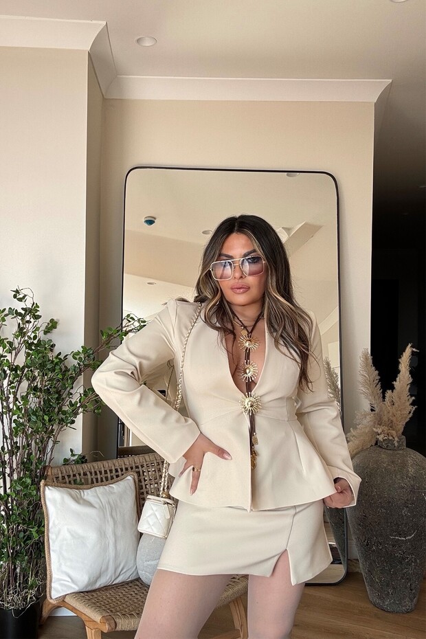 سترة بزر واحد مكشكش كريمي اللون - 3