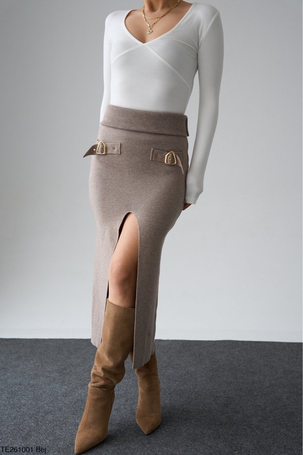Women's Slit Buckle Detail Long Knit Skirt