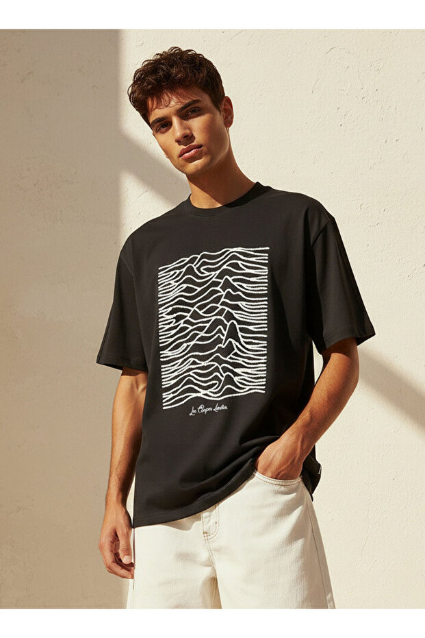Men Regular Fit Crew Neck Short Sleeves Embroidered T-shirt