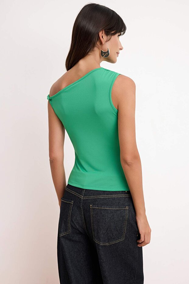 Yeşil Asimetrik Yaka Büzgü/Drape Detaylı Fitted/Vücuda Oturan Örme Bluz TWOSS25BZ00279 - 4