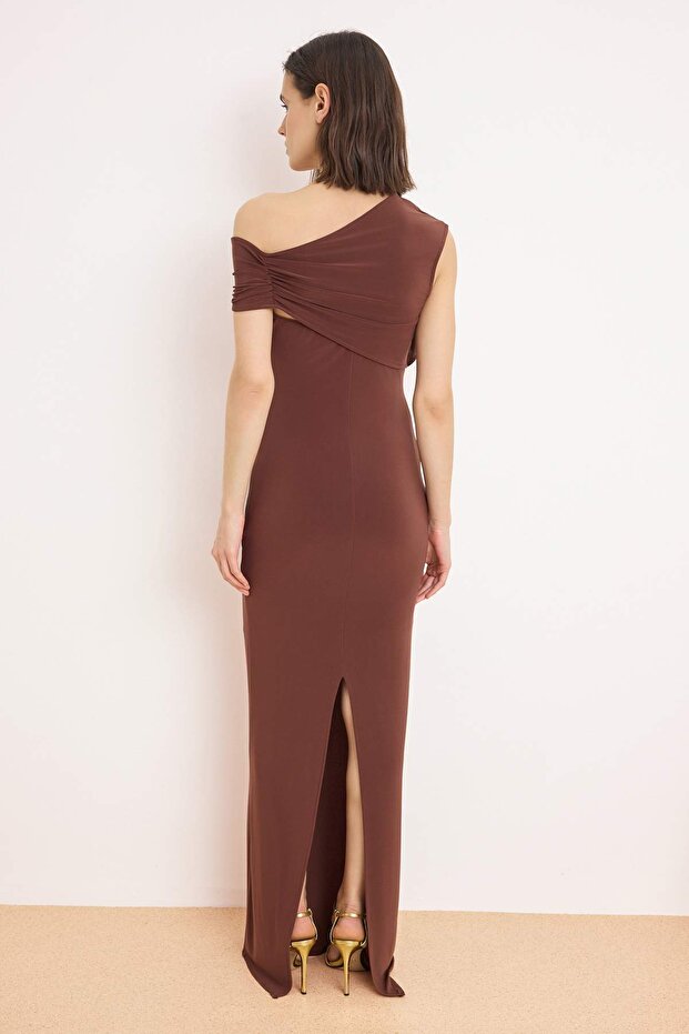 Kahverengi Büzgü / Drape Detaylı Saten Maxi Abiye & Mezuniyet Elbisesi TPRSS26AE00016 - 4
