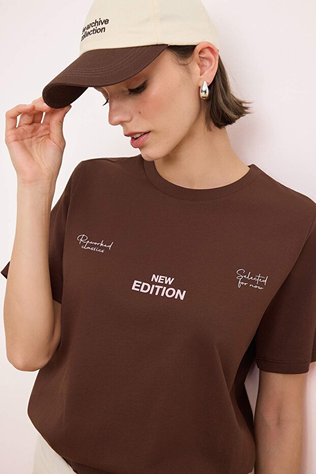 Kahverengi Slogan Regular/Normal Kalıp Kısa Kollu %100 Pamuk Örme T-Shirt TWOSS26TS00171 - 2