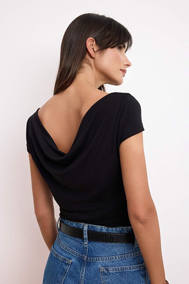 Siyah Fitted/Vücuda Oturan Kayık Yaka Kısa Kollu Yumuşak Örme Bluz TWOSS26BZ00466