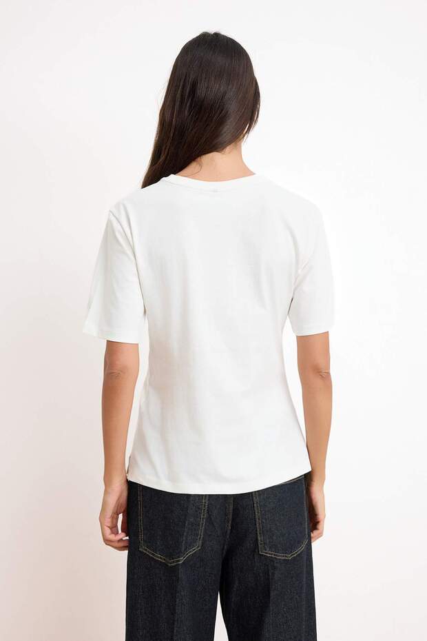 Ekru Regular/Normal Kalıp Kısa Kollu Aksesuar Detaylı Tok %100 Pamuk Örme T-Shirt TWOSS26TS00086 - 4