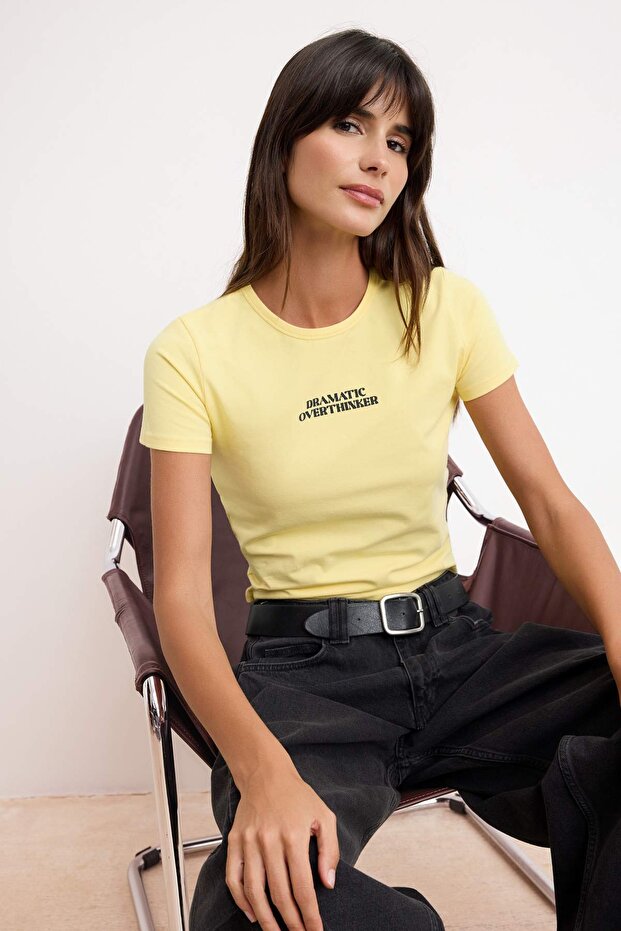Trendyolmilla  Sarı Fitted/Vücuda Oturan Esnek Crop Bisiklet Yaka Kısa Kol Baskılı Örme T-Shirt TWOSS25TS00082 - Görsel 2